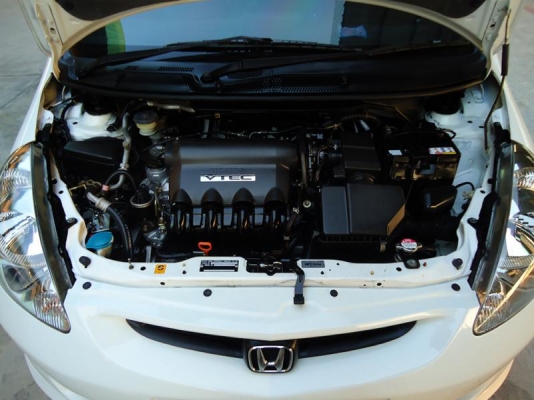 HONDA JAZZ 1.5v V-TEC สีขาว ปี2005