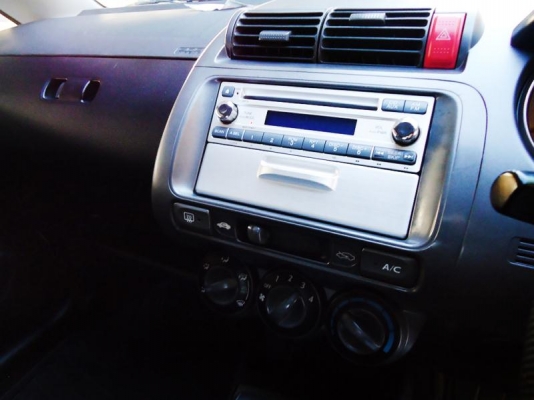 HONDA JAZZ 1.5v V-TEC สีขาว ปี2005