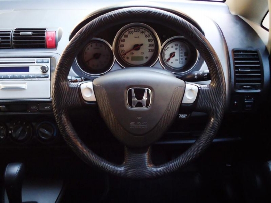 HONDA JAZZ 1.5v V-TEC สีขาว ปี2005