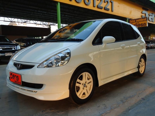 HONDA JAZZ 1.5v V-TEC สีขาว ปี2005