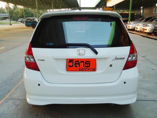 HONDA JAZZ 1.5v V-TEC สีขาว ปี2005