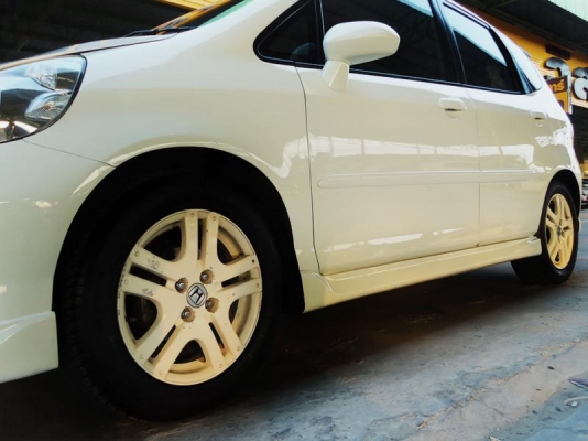 HONDA JAZZ 1.5v V-TEC สีขาว ปี2005
