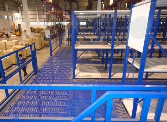 ชั้นวางสินค้า Mezzanine Rack + Microrack มือสองพร้อมชั้นลอย เหมาะสำหรับวางชิ้นส่วน Sparepart และอุปกรณ์ ฮาร์แวร์ต่างๆ มีสองชั้น สั่งทำมา ล้านเศษ ขายต่อราคาพิเศษ