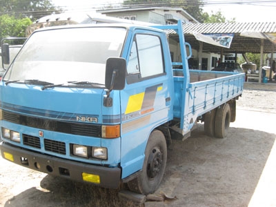 ขาย 6 ล้อ Isuzu NKR 110 แรง ยาว 4.5 ห้างแท้ สภาพดี มีแนนซ์ให้ยอดประมาณ 300000 Tel. 088-4501277