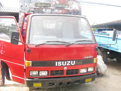 ขายหกล้อโดยสาร NKR 110 สภาพดี มีแนนซ์ให้ยอด 250000 Tel. 088-4501277