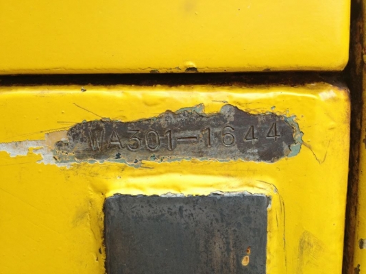 รถตักล้อยาง KOMATSU WA301-1644เอวอ่อน ตักใด้ครั้งละครึ่่่่งคิว