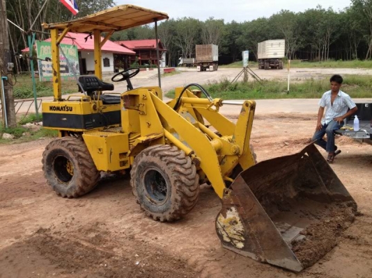 รถตักล้อยาง KOMATSU WA301-1644เอวอ่อน ตักใด้ครั้งละครึ่่่่งคิว รถตักล้อยาง KOMATSU WA301-1644เอวอ่อน ตักใด้ครั้งละครึ่่่่งคิว