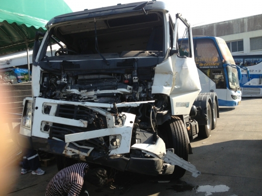 ขายหัวลาก VOLVO FM12 เครื่อง 400 แรง ยกล้อหลังได้ ขายตามสภาพแค่ฝาแตก ทะเบียนพร้อม