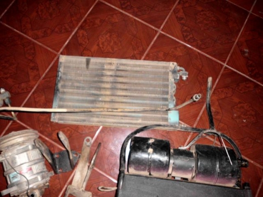 ขายชุดแอร์ยกชุดสำหรับรถยนต์เก่าคลาสสิคทั้งหลายไว้คลายร้อนราคาประหยัดด่วนครับ ราคาต่อรองได้