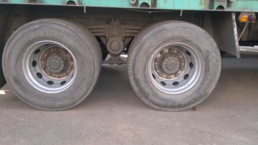 ขายพ่วงแม่ลูกไม่ดั้มกระบะเหล็ก  VOLVO 250 แรงม้า 2 เพลา ลูก 3 คาน สภาพสวยพร้อมใช้งาน ยางเต็ม ทะเบียนพร้อมโอน