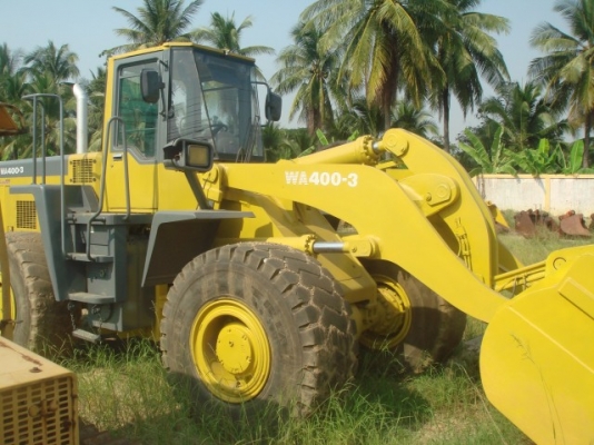 ละอองดาวแทรคเตอร์ ขายรถตักล้อยางยี่หัอ KOMATSU WA400-3 มือสองเก่าจากนอกสภาพดีราคาถูก พร้อมสำหรับการใช้งาน