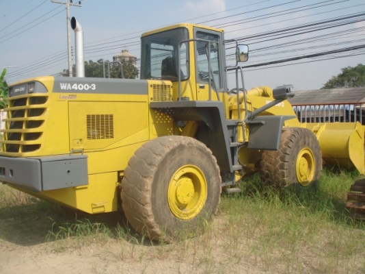 ละอองดาวแทรคเตอร์ ขายรถตักล้อยางยี่หัอ KOMATSU WA400-3 มือสองเก่าจากนอกสภาพดีราคาถูก พร้อมสำหรับการใช้งาน