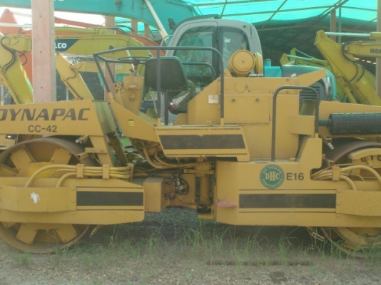 ละอองดาวแทรคเตอร์ ขาย รถบดสั่นสะเทือนDYNAPAC CC-42 มือสองเก่าจากนอกสภาพดีราคาถูก พร้อมสำหรับการใช้งาน