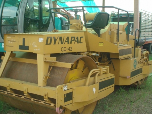 ละอองดาวแทรคเตอร์ ขาย รถบดสั่นสะเทือนDYNAPAC CC-42 มือสองเก่าจากนอกสภาพดีราคาถูก พร้อมสำหรับการใช้งาน