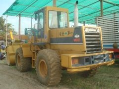 ละอองดาวแทรคเตอร์ ขายรถตักล้อยางยี่หัอ KOMATSU WA300-1 มือสองเก่าจากนอกสภาพดีราคาถูก พร้อมสำหรับการใช้งาน