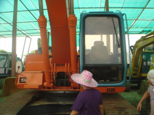 ละอองดาวแทรคเตอร์ ขาย รถแบคโฮ ยี่ห้อ HITACHI EX200-3 มือสองเก่าจากนอกสภาพดีราคาถูก พร้อมสำหรับการใช้งาน