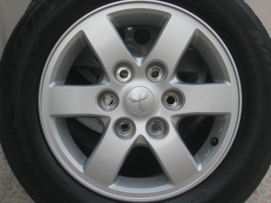 ขายล้อแม็กเดิม mitsubishi pajero 16"x7" 6/139 et38+ยางปี 10( 081-3747940 )