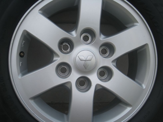 ขายล้อแม็กเดิม mitsubishi pajero 16"x7" 6/139 et38+ยางปี 10( 081-3747940 )