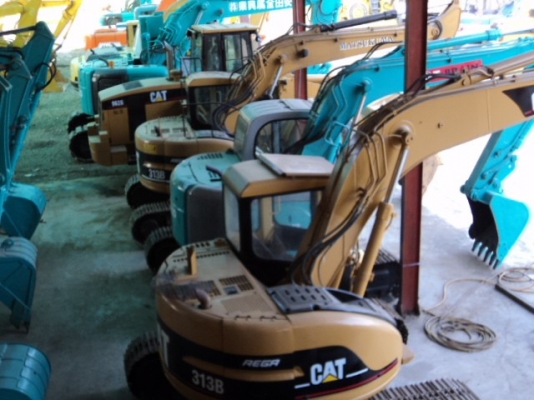 ละอองดาวแทรคเตอร์ ขายรถตักล้อยางยี่หัอ KOMATSU 510 มือสองเก่าจากนอกสภาพดีราคาถูก พร้อมสำหรับการใช้งาน