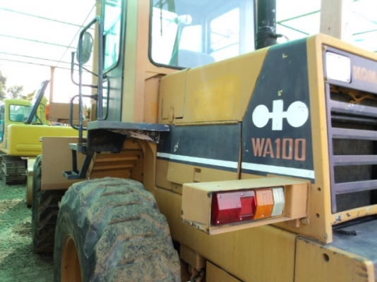 ละอองดาวแทรคเตอร์ ขาย รถดัน ยี่ห้อ KOMATSU WA100-1 มือสองเก่าจากนอกสภาพดีราคาถูก พร้อมสำหรับการใช้งาน