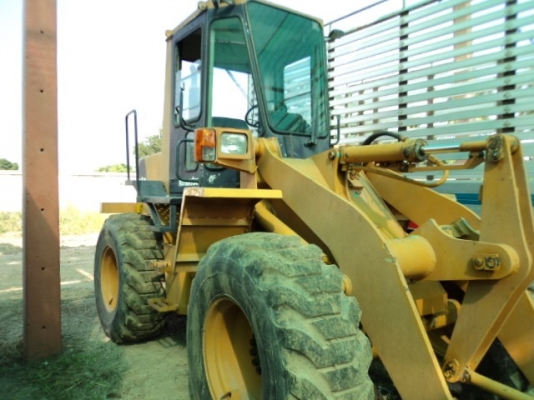 ละอองดาวแทรคเตอร์ ขาย รถดัน ยี่ห้อ KOMATSU WA100-1 มือสองเก่าจากนอกสภาพดีราคาถูก พร้อมสำหรับการใช้งาน