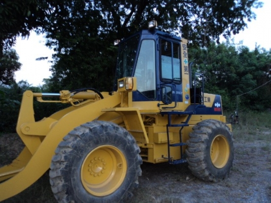 ละอองดาวแทรคเตอร์ ขายรถตักล้อยางยี่หัอ KOMATSU WA180-1 มือสองเก่าจากนอกสภาพดีราคาถูก พร้อมสำหรับการใช้งาน