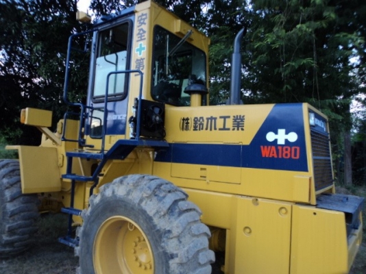 ละอองดาวแทรคเตอร์ ขายรถตักล้อยางยี่หัอ KOMATSU WA180-1 มือสองเก่าจากนอกสภาพดีราคาถูก พร้อมสำหรับการใช้งาน