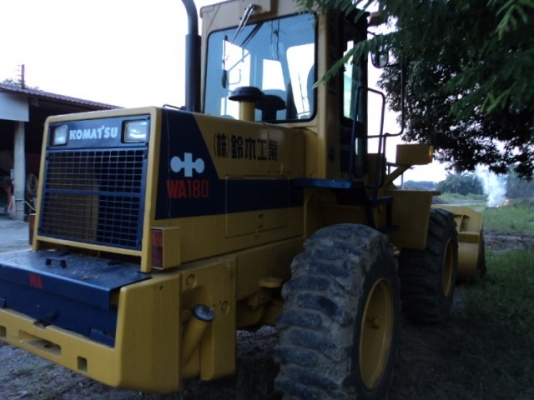 ละอองดาวแทรคเตอร์ ขายรถตักล้อยางยี่หัอ KOMATSU WA180-1 มือสองเก่าจากนอกสภาพดีราคาถูก พร้อมสำหรับการใช้งาน