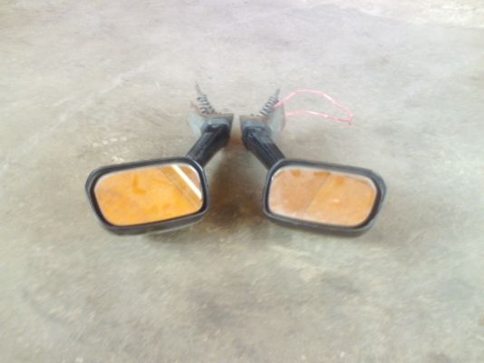 ขายกระจกติดมุมเรโทหน่อยครับ