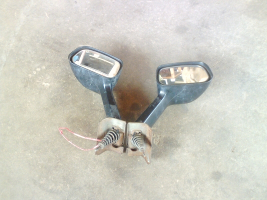 ขายกระจกติดมุมเรโทหน่อยครับ