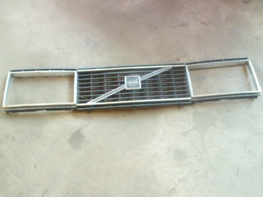 ขายกระจังหน้า VOLVO 244 หน่อยครับ