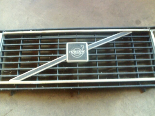 ขายกระจังหน้า VOLVO 244 หน่อยครับ