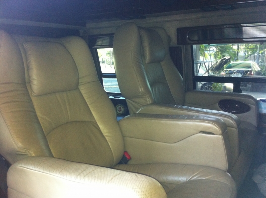 ขาย  รถตู้  cheverolet  astro vip  สีขาว  สนใจโทร  0864583769 be