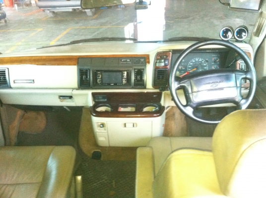 ขาย  รถตู้  cheverolet  astro vip  สีขาว  สนใจโทร  0864583769 be