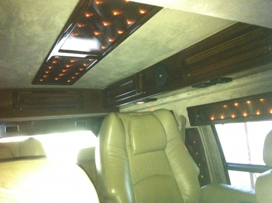 ขาย  รถตู้  cheverolet  astro vip  สีขาว  สนใจโทร  0864583769 be