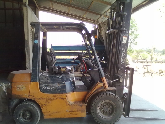 ต้องการขายรถโฟร์คลิฟ โตโยต้า 2.5 ตัน รุ่น 7 เสาสูง 4 เมตร