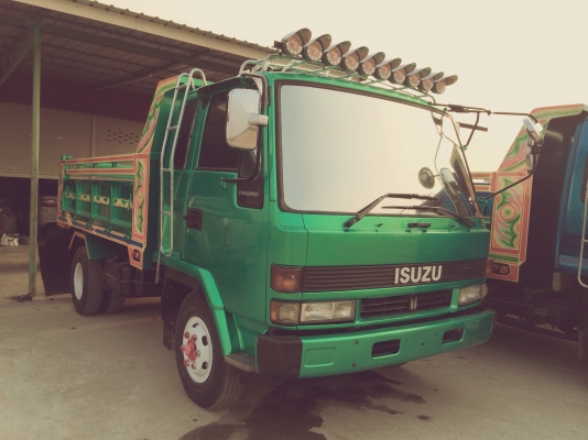 ต้องการขายรถบรรทุกหกล้อดั้ม