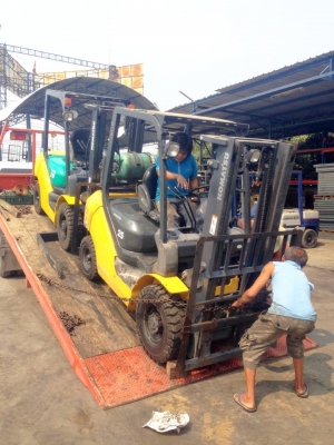 *** ส่งลูกค้า จังหวัดนครสวรรค์ ค่า *** KOMATSU FD25T-15,FG25T-16 เสา 3 เมตร จำนวน 2 คัน : ต้องการสินค้าแบบเดียวกันนี้ ติดต่อได้ที่ 083-062-0223 ^^