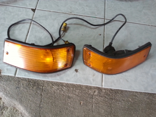 ขายไฟเลี้ยว e28