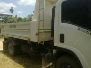 รถอีซูซุ 6 ล้อดั้ม 150 แรงม้า. ปี 52  ( รถวิ่ง 3x,xxx กม. )   สนใจติดต่อ 081 - 6079515