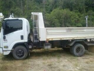 รถอีซูซุ 6 ล้อดั้ม 150 แรงม้า. ปี 52  ( รถวิ่ง 3x,xxx กม. )   สนใจติดต่อ 081 - 6079515