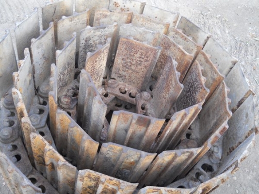 โซ่แบคโฮเก่านอกใบแทรกกว้าง70cm(120)สนใจติดต่อ 092-3309229 อี๊ด สองห้อง