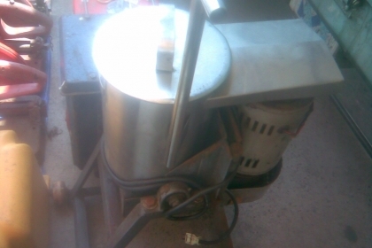 เครื่องบดมอเตอร์ 1 แรงสภาพเดิมๆครับเป็นสแตนเลสครับใบปั้นสวยๆครับ  มอเตอร์ขนาด 1 แรงครับปั้นได้เกือบทุกอย่างครับตัวใหญ่ครับราคานี้คุ้มมากครับ