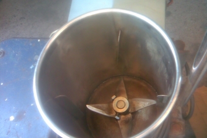 เครื่องบดมอเตอร์ 1 แรงสภาพเดิมๆครับเป็นสแตนเลสครับใบปั้นสวยๆครับ  มอเตอร์ขนาด 1 แรงครับปั้นได้เกือบทุกอย่างครับตัวใหญ่ครับราคานี้คุ้มมากครับ