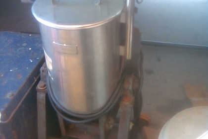 เครื่องบดมอเตอร์ 1 แรงสภาพเดิมๆครับเป็นสแตนเลสครับใบปั้นสวยๆครับ  มอเตอร์ขนาด 1 แรงครับปั้นได้เกือบทุกอย่างครับตัวใหญ่ครับราคานี้คุ้มมากครับ