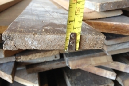 ไม้สักไม้สักเก่าครับสภาพดีมากครับ  หน้า 3 นิ้วกว่า เมตรละ 105  ครับ หน้า 4 นิ้วกว่าเมตรละ 120 บาทครับ พร้อมรางลิ้นครับความยาวอยู่ที่ 2.20  เมตรครับหนา