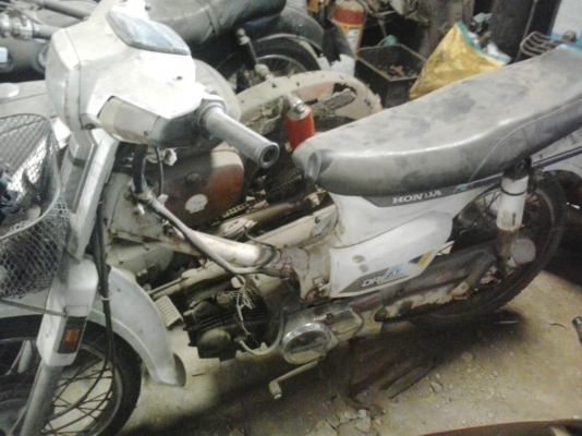 ขายฮอนด้า ดรีมคุรุสภา มีเล่ม เครื่องไม่ติด ของครบ ขาดแต่บังลม ราคา 4900 บาท