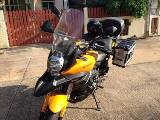ขายรถมอเตอร์ไซค์ Kawasaki Versys ปี2013 รองรับทุกสภาพถนนพร้อมออกแนว Advanture เบาะนั่งสูง 33.3 นิ้วทำให้ได้ทัศนวิสัยที่ดี เครื่องยนต์ใช้ระบบหัวฉีด EFI ที่พร้อมปล่อยพลังจากรอบต่ำไปจนสุดโดยไม่มีสะดุด รถสภาพกริ๊ปวิ่งน้อยไมล์ไม่เกิน1000 พร้อมใช้งานทันทีขายในร