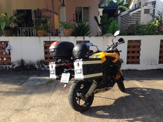 ขายรถมอเตอร์ไซค์ Kawasaki Versys ปี2013 รองรับทุกสภาพถนนพร้อมออกแนว Advanture เบาะนั่งสูง 33.3 นิ้วทำให้ได้ทัศนวิสัยที่ดี เครื่องยนต์ใช้ระบบหัวฉีด EFI ที่พร้อมปล่อยพลังจากรอบต่ำไปจนสุดโดยไม่มีสะดุด รถสภาพกริ๊ปวิ่งน้อยไมล์ไม่เกิน1000 พร้อมใช้งานทันทีขายในร