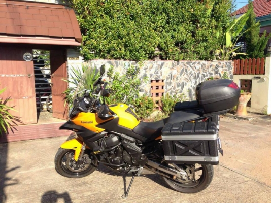 ขายรถมอเตอร์ไซค์ Kawasaki Versys ปี2013 รองรับทุกสภาพถนนพร้อมออกแนว Advanture เบาะนั่งสูง 33.3 นิ้วทำให้ได้ทัศนวิสัยที่ดี เครื่องยนต์ใช้ระบบหัวฉีด EFI ที่พร้อมปล่อยพลังจากรอบต่ำไปจนสุดโดยไม่มีสะดุด รถสภาพกริ๊ปวิ่งน้อยไมล์ไม่เกิน1000 พร้อมใช้งานทันทีขายในร